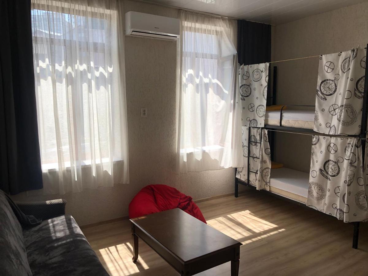 Suncity Hostel Batoemi Buitenkant foto