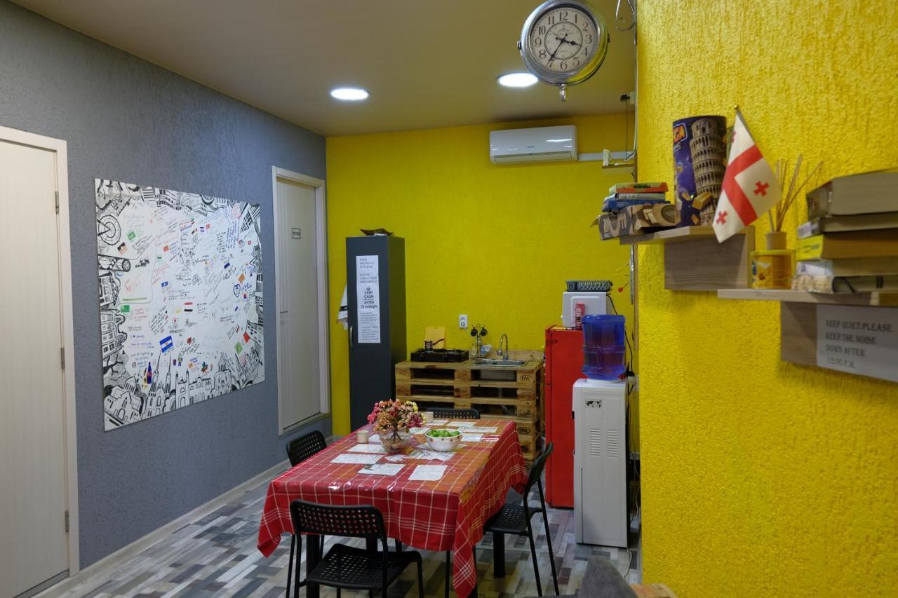 Suncity Hostel Batoemi Buitenkant foto