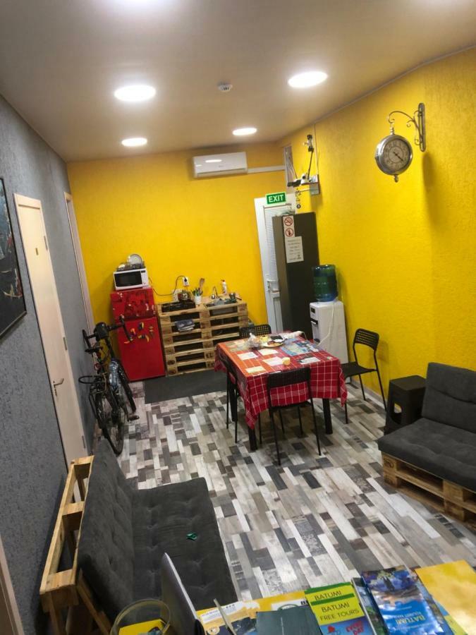 Suncity Hostel Batoemi Buitenkant foto